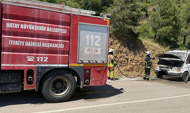 Hatay'da seyir halindeki otomobil alevlere teslim oldu