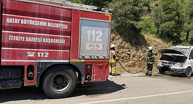 Hatay'da seyir halindeki otomobil alevlere teslim oldu