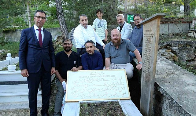 Hattat Muhittin Tanır'a vefa: 70 yıl sonra ta'lik hatla yazılan mezar taşı dualarla kabrine konuldu