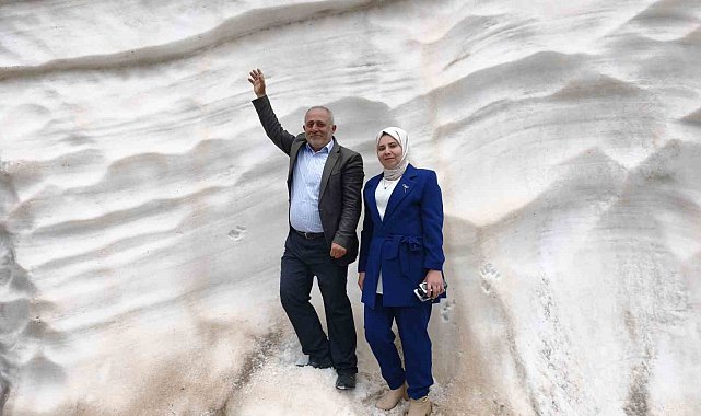 Haziran ayında 4 metreyi aşan karı görmek için Mereto Dağına tırmanıyorlar