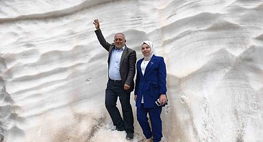 Haziran ayında 4 metreyi aşan karı görmek için Mereto Dağına tırmanıyorlar