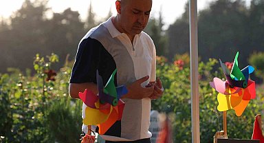 Her gün mezarlığa gelen acılı babalar evlatlarını Babalar Günü'nde de yalnız bırakmadı