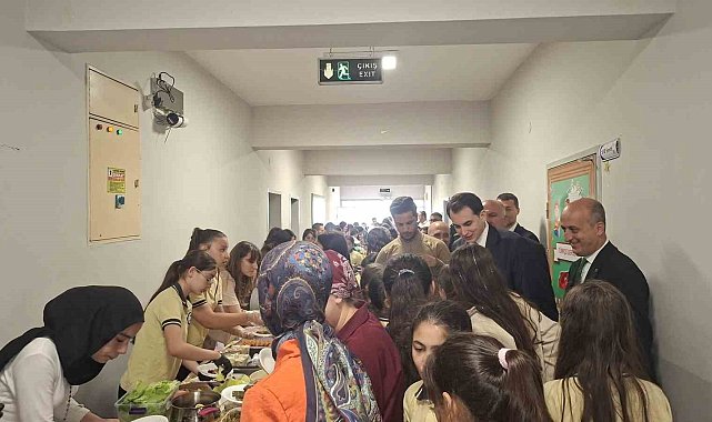 Hisarcık Şehitler Ortaokulu'nda yıl sonu hayır çarşısı yoğun ilgi gördü