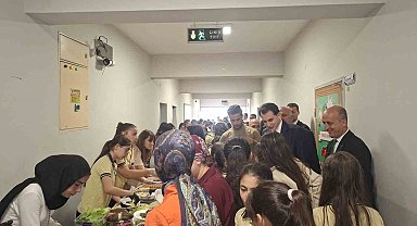 Hisarcık Şehitler Ortaokulu'nda yıl sonu hayır çarşısı yoğun ilgi gördü