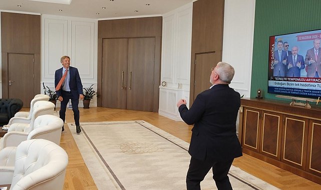 Hollanda Ankara Büyükelçisi Joep Wijnands, Belediye Başkanı Aşgın ile makam odasında futbol oynadı