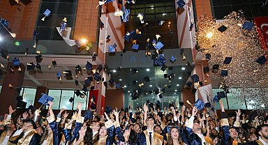 İİBF ve Teknoloji Fakültesinde mezuniyet sevinci