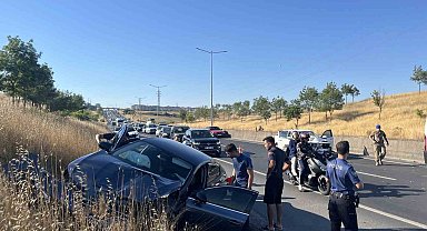 İki ayrı yerde 8 araçlı zincirleme kaza: 3 yaralı