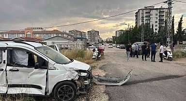 İki hafif ticari araç çarpıştı: 2 yaralı