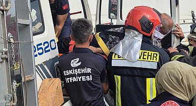 İki kamyonun karıştığı kazada sıkışan sürücüyü itfaiye ekipleri çıkardı