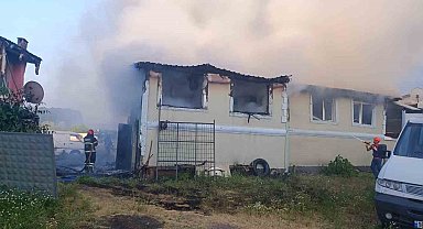 İki katlı ahşap ev alevlere teslim oldu