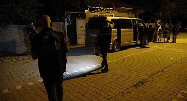 İki oğluyla gittiği ev baskınında bıçaklandı