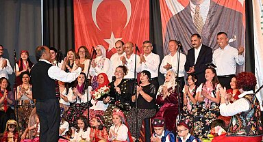 İlçe protokolünden konserde canlı performans sürprizi