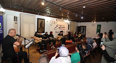 İnegöl Belediyesi'nin gitar kursu kursiyerleri sertifikalarını aldı