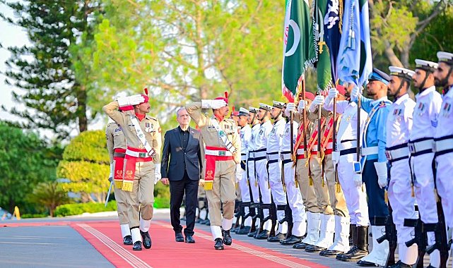 İran Cumhurbaşkanı Pezeşkiyan, Pakistan Başbakanı Şerif ile görüştü