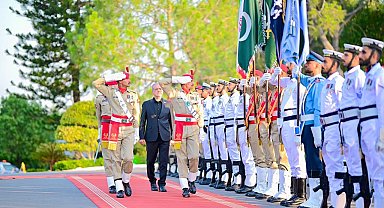 İran Cumhurbaşkanı Pezeşkiyan, Pakistan Başbakanı Şerif ile görüştü