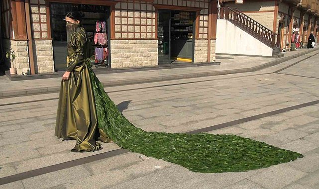 İranlı öğrenci 5 bin çay yaprağı kullanarak elbise tasarladı