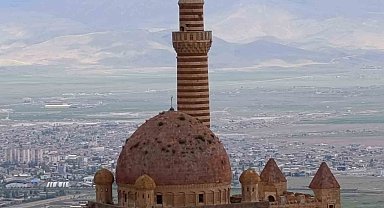 İshakpaşa Sarayı'nın kubbesindeki otlar ziyaretçilerin dikkatini çekti