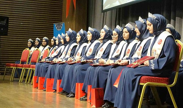 Isparta'da hafızlık eğitimini tamamlayan 66 kız öğrenci icazet aldı