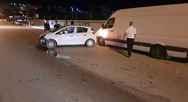 Isparta'da kontrolden çıkan otomobil park halindeki araca çarptı: 1 yaralı