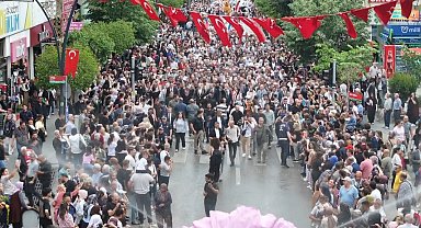 Isparta'da Uluslararası Gül Festivali coşkusu: Binlerce kişi kortejde buluştu