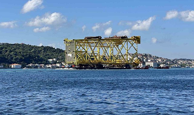 İstanbul Boğazı'ndan 350 metrelik sondaj platform iskelesi geçiş yapıyor