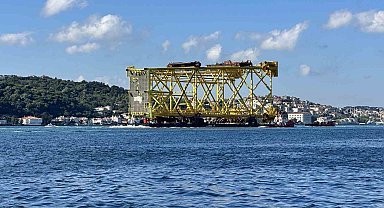 İstanbul Boğazı'ndan 350 metrelik sondaj platform iskelesi geçiş yapıyor