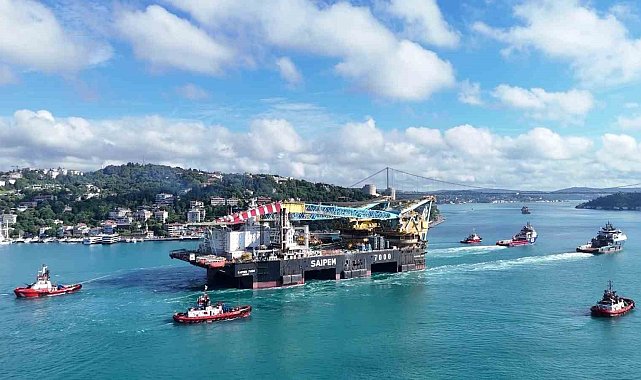 İstanbul Boğazı'ndan geçen dev vinç gemisi havadan görüntülendi