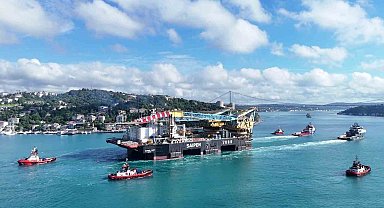 İstanbul Boğazı'ndan geçen dev vinç gemisi havadan görüntülendi