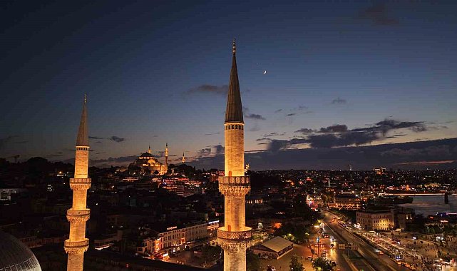 İstanbul semalarında ay yıldız göz kamaştırdı