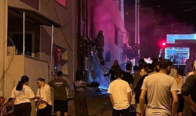İzmir'de bir otelde çıkan yangında patlama sesi paniğe neden oldu