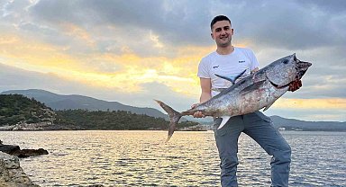 İzmir'de inanılmaz av: Kıyıdan dev orkinos yakaladılar, o anlar kamerada
