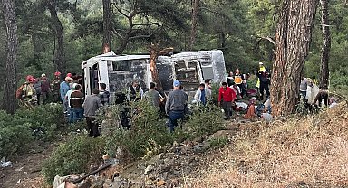 İzmir'de işçi servisi şarampole devrildi: 22 yaralı