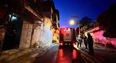 İzmir'de korkutan yangın: Odun ateşinden sıçrayan kıvılcımlar evi yakıyordu