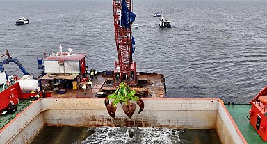 İzmir'de 'dip'ten 1,2 milyon ton çamur! Binlerce ton atık temizlendi