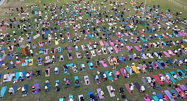 İzmir'de matlar çimlere serildi Kültürpark'ta yoga rüzgârı esti