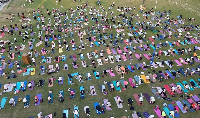 İzmir'de matlar çimlere serildi Kültürpark'ta yoga rüzgârı esti