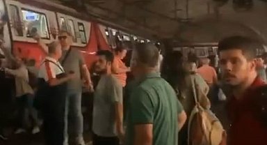 Kadıköy'de metro raydan çıktı, yolcular raylardan yürüyerek tahliye edildi
