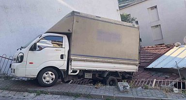 Kağıthane'de geri kayan kamyonet evin çatısına düştü