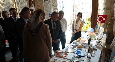 Kaldıkları yurtlarda yıl boyunca eğitim alan öğrencilerin eserleri görücüye çıktı