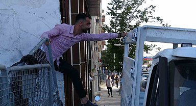 Kaldırıma park edilen kamyonet trafiği kilitledi, yol esnafın aracı itmesiyle açıldı