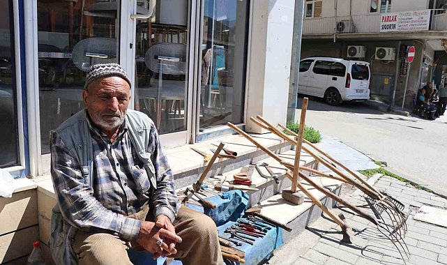 Kaldırımda satışa çıkardığı tarım aletlerini hayırsever iş insanı satın aldı