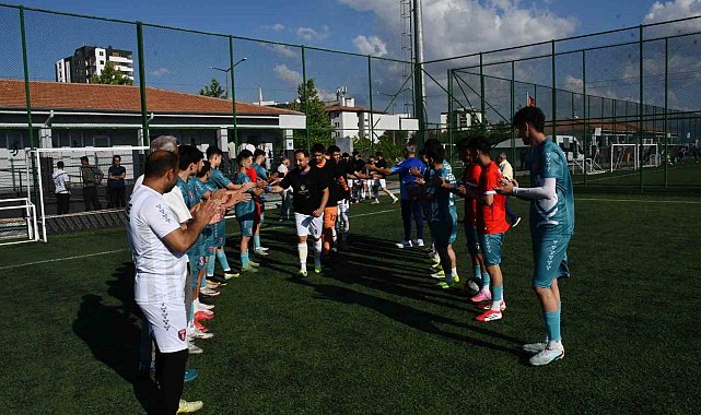 Kalespor, şampiyon takımı alkışladı