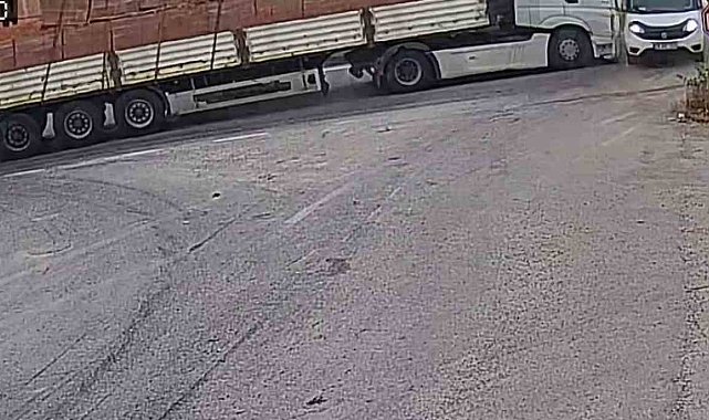 Kameralara yansıyan kaza ucuz atlatıldı: Tır, yola kayan kamyonete çarptı