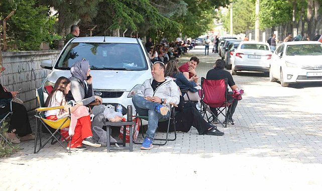 Kamp sandalyeleri piknik için değil, sınav maratonunu beklemek için açıldı