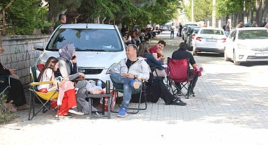 Kamp sandalyeleri piknik için değil, sınav maratonunu beklemek için açıldı