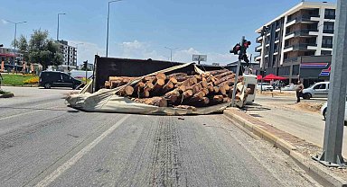Kamyon kavşağa girerken devrildi, tomruklar yola savruldu