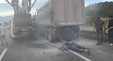 Kamyon lastiğinde çıkan yangını, pompa ve mikser sürücüleri söndürdü