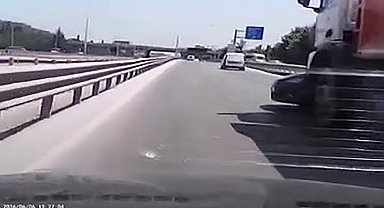Kamyon otomobili önüne alıp metrelerce sürükledi: O anlar araç kamerasına yansıdı