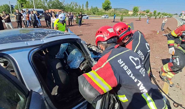 Kamyonet ile otomobil çarpıştı: 5 yaralı