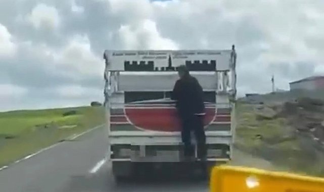 Kamyonete tutunarak kilometrelerce yol aldı